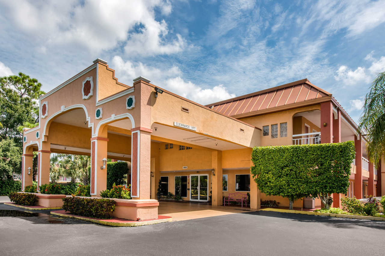 quality-inn-suites-hotel-in-north-sarasota-fl